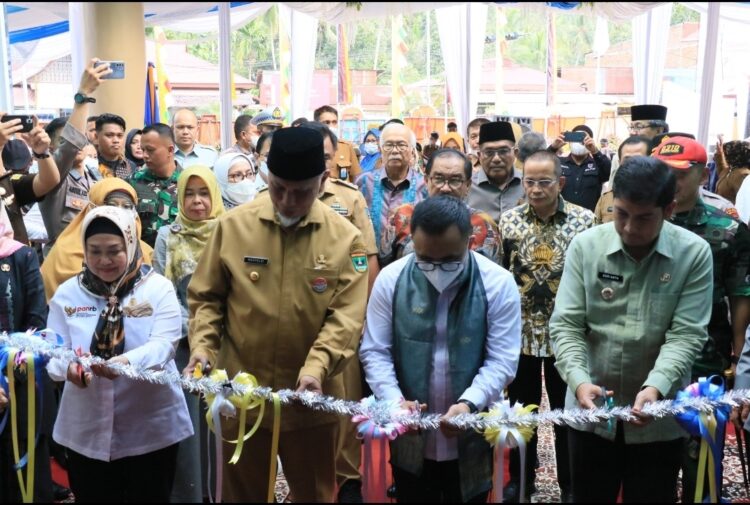 GUNTING PITA—Didampingi Gubernur Sumatera Barat, Buya Mahyeldi, dan Wali Kota Sawahlunto, Deri Asta, Menteri Pendayagunaan Aparatur Negara dan Reformasi Birokrasi (MenPANRB) Abdullah Azwar Anas gunting pita peresmian Mal Pelayanan Publik (MPP) ke-5 di Sumatera Barat dan ke-68 di Indonesia, di Kota Sawahlunto.
