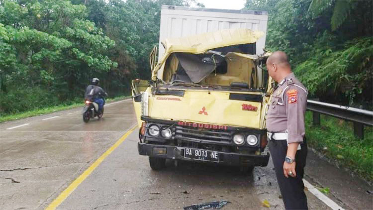KECELAKAAN— Polisi melakukan olah TKP kecelakaan mobil boks menabrak dump truk di Sitinjau Lauik.