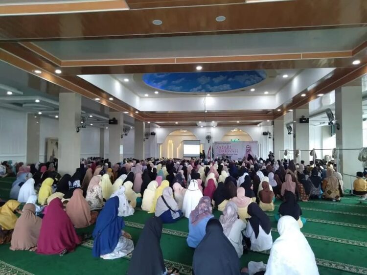 Ustazah Oki Setiana Dewi Kunjungi Pesantren Kauman, Padang Panjang 1 Kedatangan Ustazah Oki Setiana Dewi di Padang Panjang atas undangan Pesantren Kauman Muhammadiyah, mendapat antusiasme tinggi dari civitas akademika kauman dan warga Padang Panjang, Batipuah, X Koto (Pabasko).