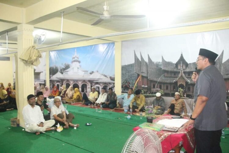 SILATURAHMI—Wabup Richi Apriana bersilaturahmi dengan warga Tanahdatar yang berada di Kota Dumai.