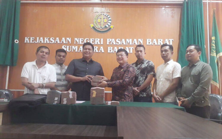 KEMBALIKAN UANG— Kajari Pasbar Ginanjar Cahya Permana memperlihatkan uang Rp 370 juta yang dikembalikan oleh dua tersangka dugaan korupsi RSUD Pasbar.