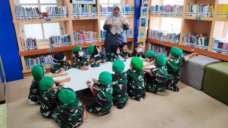 Untuk mengenalkan dunia literasi ke anak didiknya, Taman Kanak-Kanak (TK) Kartika kunjungi Perpustakaan Daerah yang dikelola Dinas Perpustakaan dan Kearsipan (DPK), Senin (26/9).