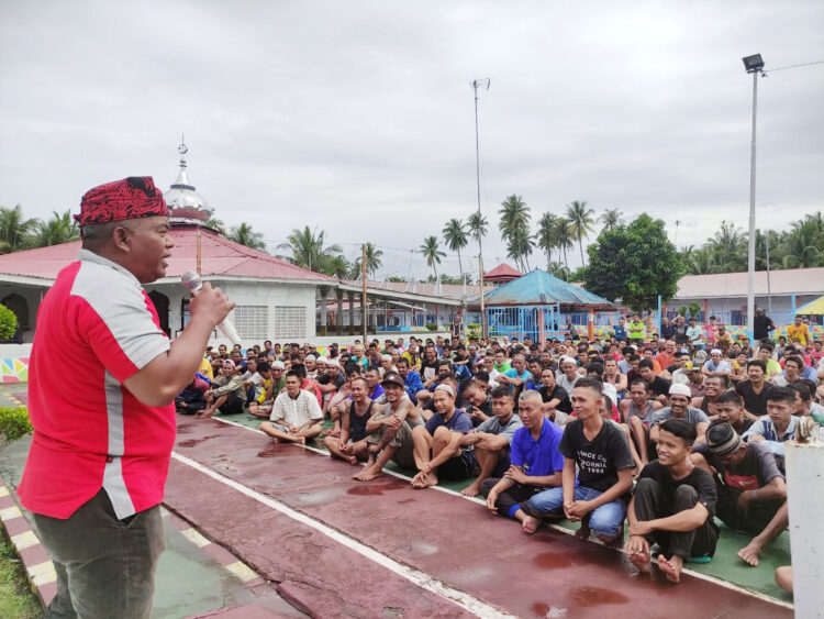 SAMPAIKAN—Kepala Lapas Klas IIB Pariaman, Effendi saat menyampaikan sosialiaasi kesehatan kepada warga binaan di lapangan Lapas Pariaman.