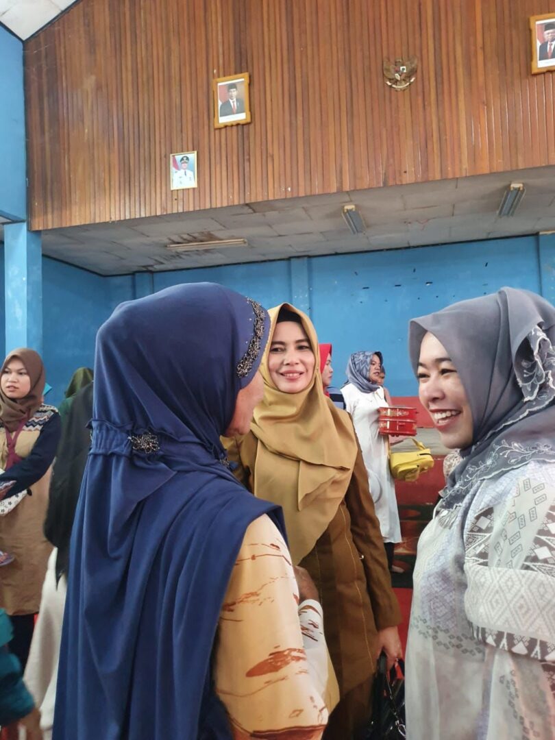 Ketua LKKS Sijunjung Ny.Riri Benny Dwifa saat menghadiri pertemuan program keluarga harapan PKH di Kecamatan IV Nagari.