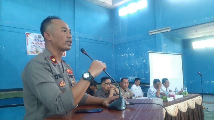 SOSIALISASI—Ketua Tim Saber Pungli Kabupaten Sijunjung, Kompol Dwi Yulianto menggelar sosialisasi kepada masyarakat terkait pencegahan  kegiatan pungutan liar di Kecamatan Tanjung Gadan dan Kamang Baru.