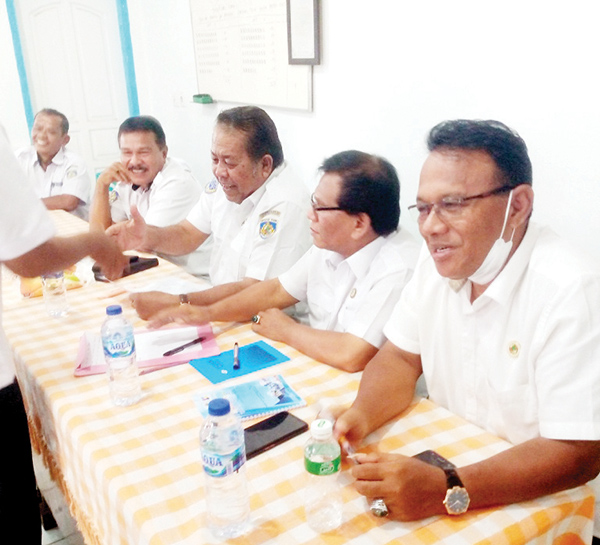 RApat— Ketua koperbam Telukbayur Chandra dan pengurus lainnya salami anggota usai rapat , sebelumnya Wakil Ketua Inkop Indonesia ini memberikan semangat pada KRK untuk bekerja lebih baik.