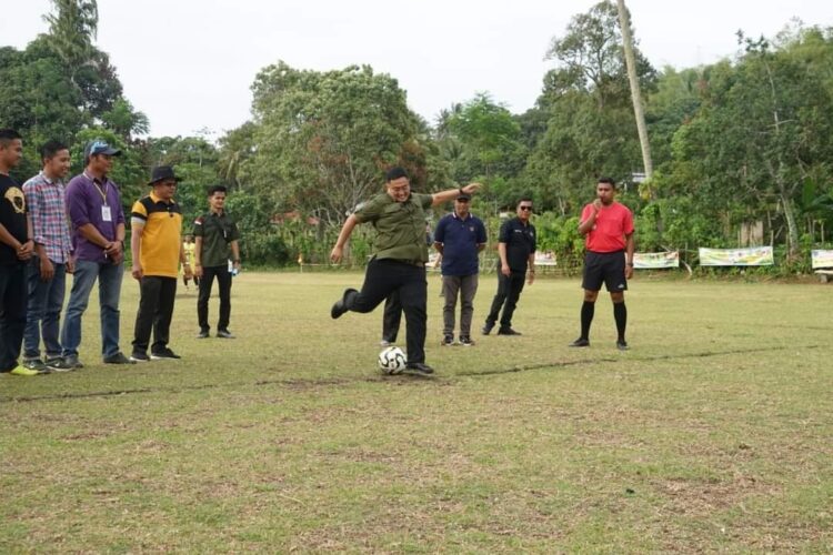 Open Turnamen Simawang Old Star Cup I Digelar 1 TENDANGAN PERTAMA—Wabup Richi Aprian lakukan tendangan pertama pertanda dimulainya Open Turnamen Simawang Old Star Cup I di lapangan hijau Jorong Piliang Bendang Nagari Simawang Kecamatan Rambatan, Minggu (11/9).