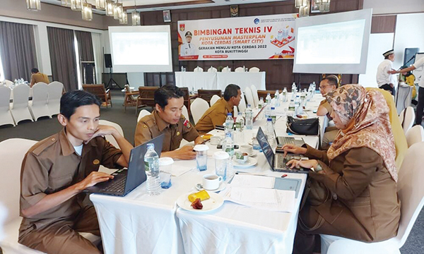 Diskominfo Bukittinggi Gelar Bimtek Penyusunan Masterplan Smart City 1 BIMTEK— Diskominfo Bukittinggi menggelar Bimtek penyusunan Masterplan Smart City, di Balcone Hotel, Senin (26/9).