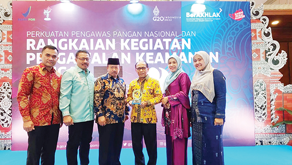 RAIH PENGHARGAAN— Upaya Pemkab Agam melalui Nagari Bayua, Kecamatan Tanjung Raya, dalam menghadirkan pangan aman bagi warga mendapatkan penghargaan dari BPOM RI.