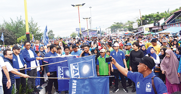 LEPAS JALAN SANTAI— Pelepasan Jalan Santai HUT PAN ke 24 tahun oleh Ketua Fraksi PAN DPR RI Saleh Partaonan Daulay didampingi Anggota DPR RI H M Asli Chaidir dan Ketua DPD Hendri Septa dan Sekretaris DPD PAN Padang Muhammad Rayhan.