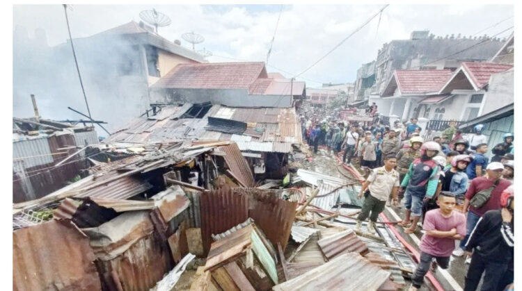 KEBAKARAN RUMAH— Lima rumah yang di belakang Terminal dan Pasar Aur Kuning, Bukittinggi ludes terbakar.