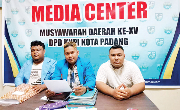KETERANGAN PERS— Ketua SC Muhammad Tito, Sekretaris SC Yogi Putra Dinata, Anggota SC Firmansyah memaparkan kepada awak media calon Ketua KNPI Kota Padang, Rabu (28/9) malam di Gedung DPD KNPI. 