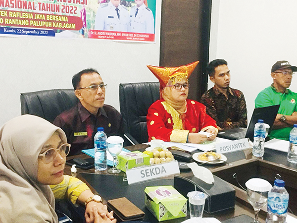 PENILAIAN TINGKAT NASIONAL— Kepala Kadis Pemberdayaan Masyarakat dan Nagari, Asril bersama perwakilan Posyantek Reflesia Jaya Bersama, Nagari Koto Rantang saat penilaian tingkat nasional secara virtual di ruang rapat bupati, Kamis (22/9).