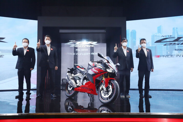 LUNCURKAN-Jajaran Board of Director PT Astra Honda Motor Berfoto bersama pada Peluncuran Supersport New CBR250RR Berkarakter Big Bike. 
 