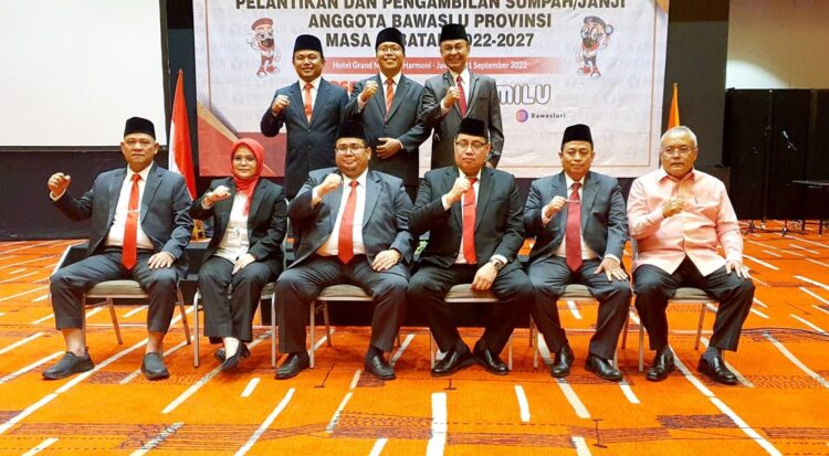 PELANTIKAN KOMISIONER— M.Khadafi dilantik menjadi anggota Bawaslu Pprovinsi Sumatera Barat.