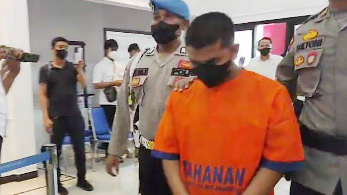 Satu Tersangka Penganiayaan Santri Gontor Berasal dari Tanahdatar 1 TERSANGKA— MFA (18) yang menjadi tersangka penganiayaan santri di Gontor hingga tewas, berasal dari Tanahdatar.