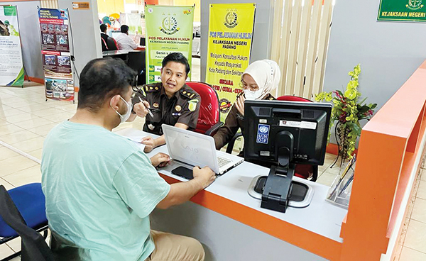 LAYANI MASYARAKAT— Kasi Intelijen Kejari Padang Afliandi, sedang melayani masyarakat di Pos Pelayanan Kejari Padang di Mall Pelayanan Publik (MPP) yang berada di Lantai IV Pasar Raya Padang.