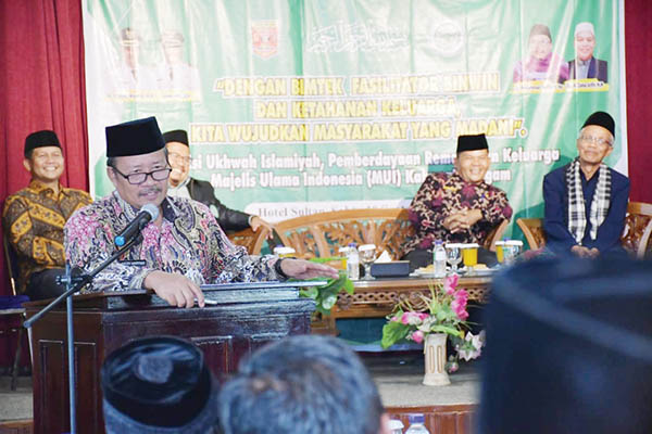 Angka Perceraian dan Kawin Muda Tinggi, MUI Kabupaten Agam Gelar Bimtek Fasilitator Binwin dan Ketahanan Keluarga 1 BIMTEK— Bupati Agam Andri Warman saat membuka Bimtek fasilitator bimbingan perkawinan dan ketahanan keluarga yang diadakan oleh MUI Agam, di hotel Sultan Parik Putuih, Sabtu (10/9).