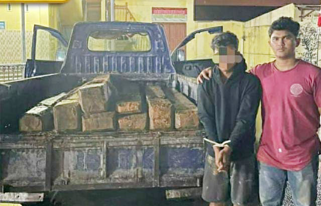 ILLEGAL LOGGING— Satu pelaku illegal logging bersama barang bukti mobil pikap bermuatan delapan balok kayu hasil pembalakan liar diamankan di Mapolres Pessel.