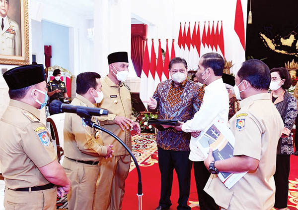 Cegah Persoalan Akibat Penyesuaian Harga BBM dan Tekan Inflasi, Presiden Minta Kepala Daerah Gunakan APBD 1 DIALOG— Gubernur Sumatera Barat Mahyeldi terlihat sedang dialog serius dengan Presiden Joko Widodo tentang naiknya harga BBM.