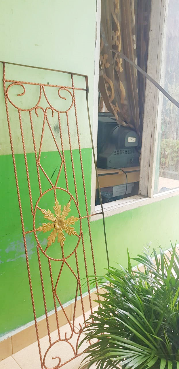KEMALINGAN— Kondisi jendela ruangan guru di SDN 09 Payakumbuh yang disatroni maling.