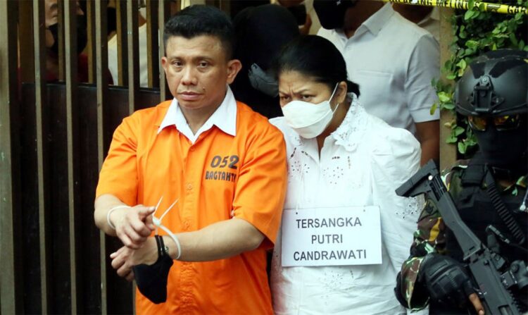 Mantan Kadiv Propam Polri Irjen Ferdy Sambo dan istrinya Putri Candrawathi menjalani rekonstruksi pembunuhan berencana terhadap Brigadir Yosua Hutabarat di Duren Tiga Jakarta Selatan.