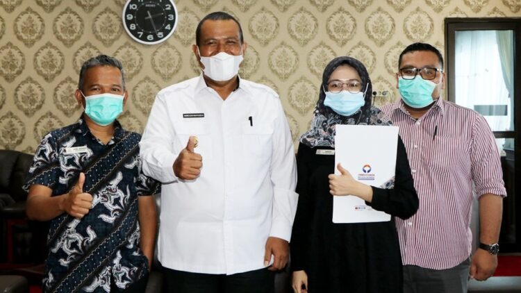 PENGHARGAAN—Wwako saat terima ombudsman