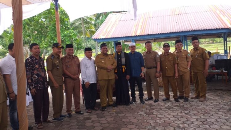 USAI—Bupati Suhatri Bur usai peletakan batu pertama pembangunan masjid foto bersama.