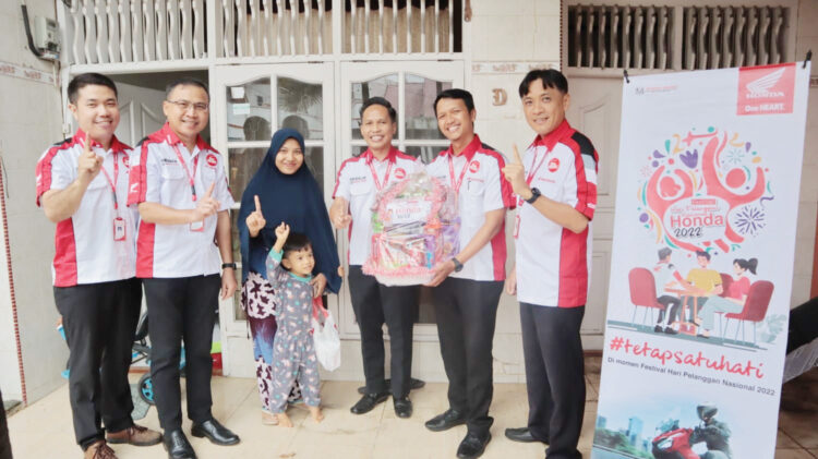 Hari Pelanggan Nasional, Pimpinan Menara Agung Antarkan Langsung Motor Pesanan Konsumen 1 HARPELNAS—Pimpinan manajemen PT Menara Agung turun langsung mengantarkan sepeda motor Honda kepada konsumen yang melakukan pembelian.