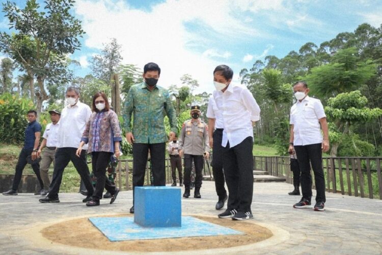 Menteri Hadi Pastikan 9 RDTR IKN Nusantara Rampung Tahun Ini 1 Menteri ATR BPN Hadi Tjahjanto bersama Wamen Raja Juli Antoni mengunjungi titik nol IKN Nusantara.