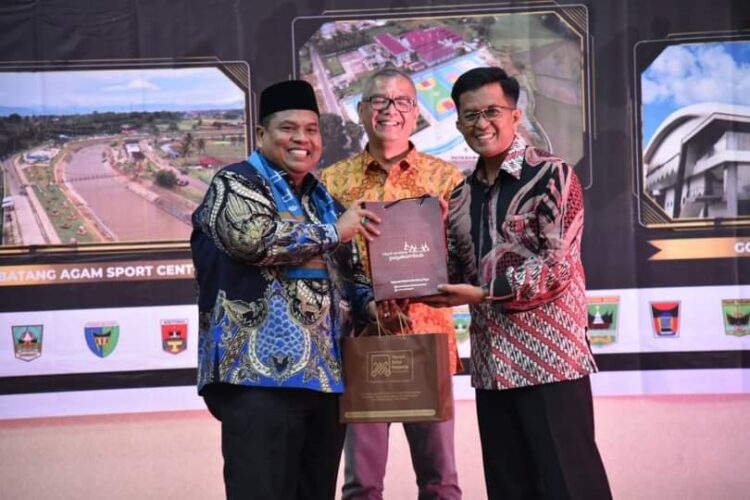 FOTO BERSAMA—Suhatri Bur bersama Wako dan Wawako Payakumbuh.