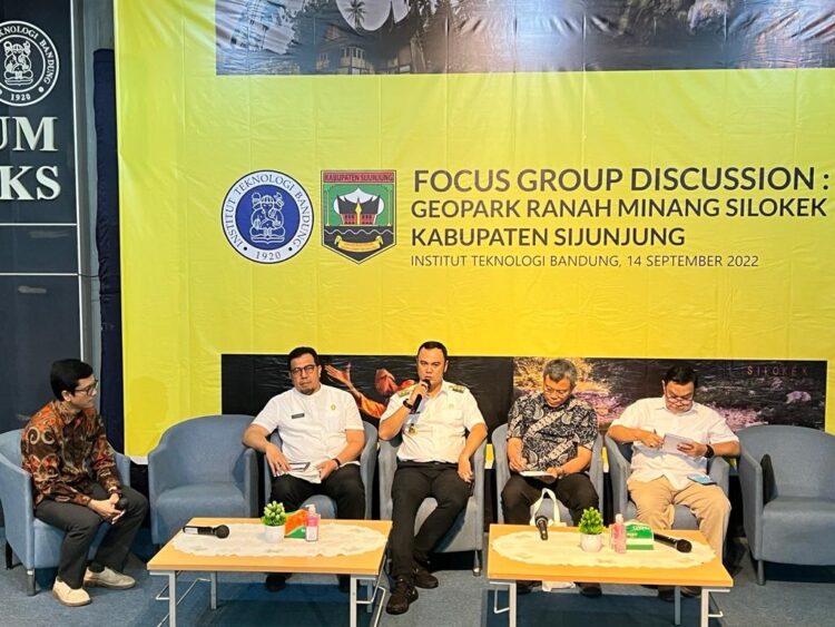 IKUTI—Bupati Sijunjung, Benny Dwifa mengikuti FGD bersama ITB dalam rangka penyusunan dokumen pada kajian karakteristik dan tema geologi di Kawasan Geopark Silokek, bertempat di Kampus ITB, Bandung.