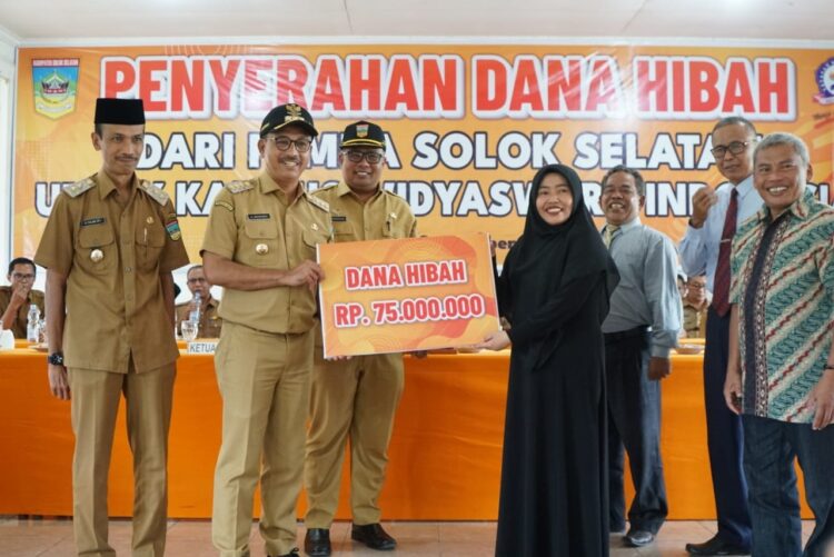 SERAHKAN—Bupati Solok Selatan H Khairunas  serahkan hibah sebesar Rp75 juta.