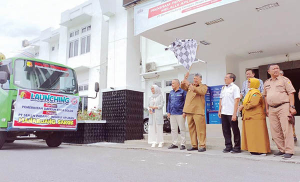 PELEPASAN TRUK SAMPAH— Wali Kota Solok Zul Elfian Umar melepas truk pengangkut sampah untuk ditabung di aplikasi Nabuang Sarok PT Semen di depan Balai Kota Solok, Selasa (13/9). Pelepasan ini juga dihadiri Dirkeum PT Semen Padang Oktoweri, Kadept P3 Juke Ismara, dan Kepala Unit Humas & Kesekretariatan Nur Anita Rahmawati.