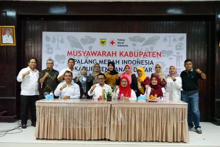 BERSAMA—Ketua PMI terpilih Ny. Lise Eka Putra foto bersama Bupati Eka Putra dan pengurus PMI.