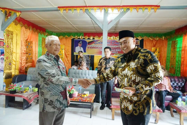 Musrenbang RKP Nagari Rao-rao Tahun 2023, Wabup Richi: Kegiatan yang Diusulkan untuk Kebutuhkan Masyarakat 1 TERIMA—Wabup Richi Aprian menerima naskah usulan Musrenbang Nagari dari Wali Nagari Rao-Rao Drs.H. Fahmi Muhammad.