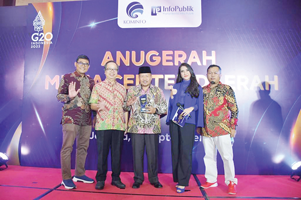 TERIMA PENGHARGAAN— Bupati Agam Andri Warman menerima penghargaan dari Kemenkominfo RI atas keberhasilan AMC meraih peringkat ke-3 Nasional karena dinilai aktif berkontribusi di kategori berita.