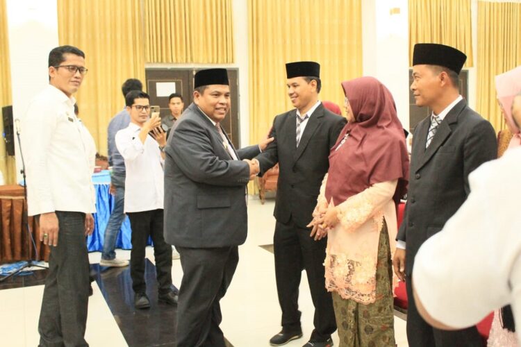 PELANTIKAN—Bupati Suhatri Bur saat salami pejabat yang dilantik.