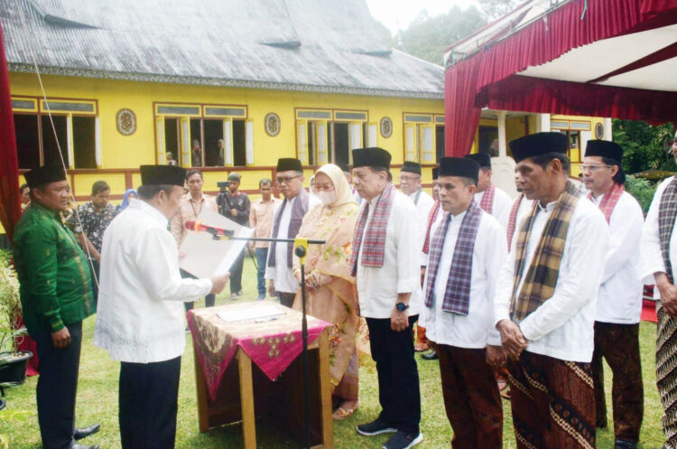LANTIK PENGURUS— Bupati Agam, Andri Warman menghadiri pelantikan pengurus Dewan Pengurus Pusat (DPP) Ikatan Keluarga Kamang Saiyo (IKKS), Sabtu (3/9) di Jorong Joho Nagari Kamang Hilia.
