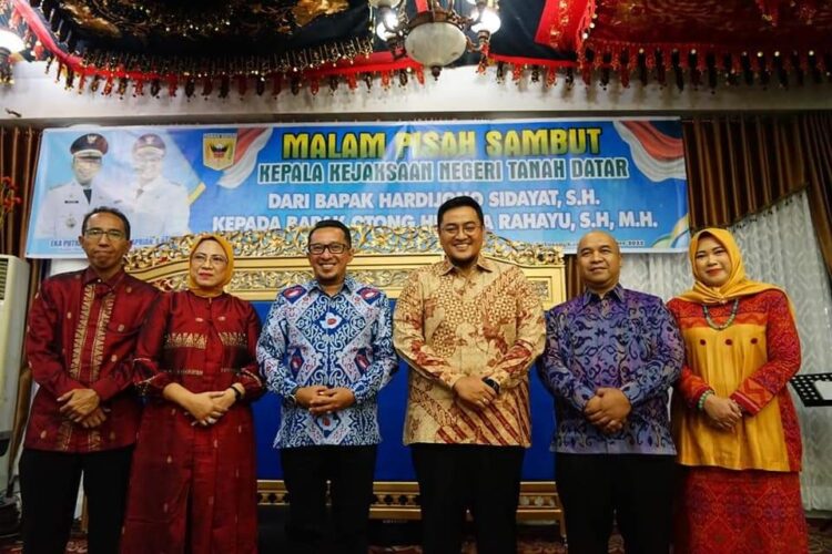 PISAH SAMBUT— Bupati dan Wakil Bupati foto bersama Kajari baru dan lama dalam acara malam pisah sambut.