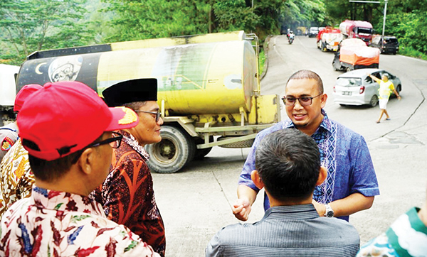 Akademisi Akui Kekuatan Lobi dan Jaringan Andre Rosiade di Pusat 1 TINJAU SITINJAU LAUIK— Anggota DPR RI Andre Rosiade bersama Hutama Karya saat meninjau Sitinjau Lauik, beberapa waktu lalu.