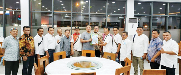 PERTEMUAN— Anggota DPR RI asal Sumbar Andre Rosiade bertemu dengan Camat X Koto, sembilan Wali Nagari se-Kecamatan X Koto, Kabupaten Tanahdatar, Minggu (25/9) malam di Jakarta.