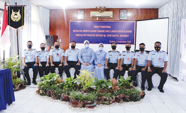 PERGANTIAN KETUA PIA—  Rapat Paripurna Ketua PIA Ardhya Garini Cabang 14/ D.I Lanud Sutan Sjahrir digelar dalam rangka pergantian Ketua Persatuan Istri Anggota (PIA) dari Ny. Fifi Fahlefie menyerahkan tampuk kepemimpinannya kepada Ny. Cicik Saeful Rakhmat, di Gedung Crew Room Dinas Operasi (Disops) Lanud Sut, Jumat (2/9).