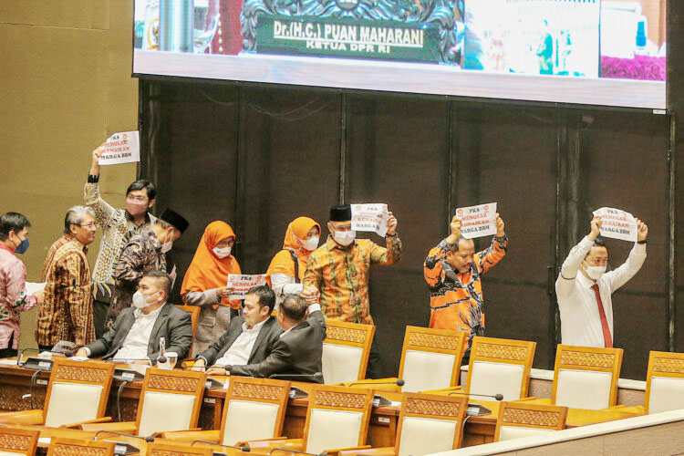 Anggota Fraksi PKS DPR mengangkat poster menolak kenaikan harga BBM saat Sidang Paripurna di Gedung Nusantara II Senayan, Jakarta, Selasa (6/9/2022). Fraksi PKS memutuskan melakukan walk out dalam sidang yang dipimpin Puan Maharani tersebut. FOTO: HENDRA EKA/JAWA POS