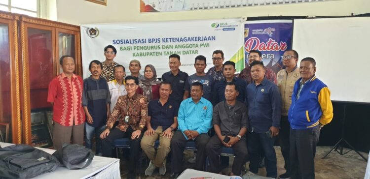 FOTO BERSAMA—Anggota PWI Tanahdatar foto bersama kepala BPJS K usai pertemuan.