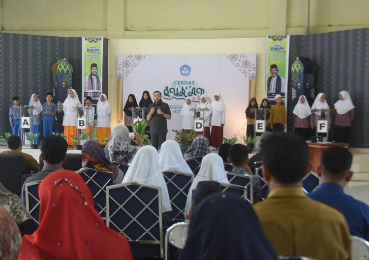 SAMBUTAN—Wali Kota, H. Fadly Amran, BBA Datuak Paduko Malano, berikan sambutan ssat membuka  Lomba Cerdas Qur’an tingkat SD dan SMP se-Kota Padang Panjang.