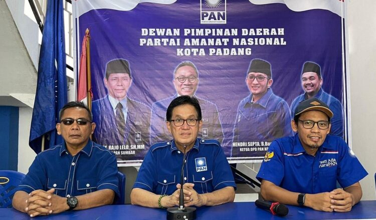KETERANGAN PERS—Panitia HUT ke-24 PAN Kota Padang, Gunawan Tedysukianto dan Pendison memberikan keterangan pers, Kamis (22/9) di Kantor Sekretariat PAN Kota Padang.