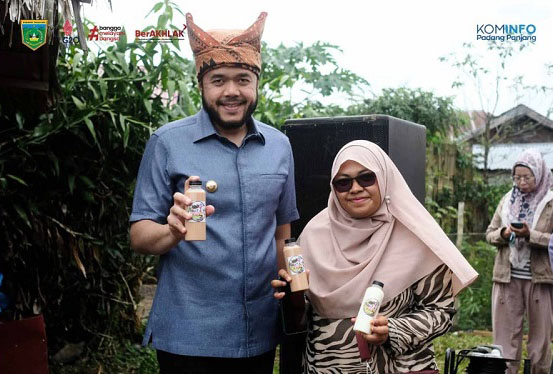 DESA WISATA AGRO SUMBAR— Papilas Susu Murni milik Afri Tia Def Tiana bersama Wako Fadly Amran, siap memeriahkan launching 50 Desa Wisata Agro Sumbar.