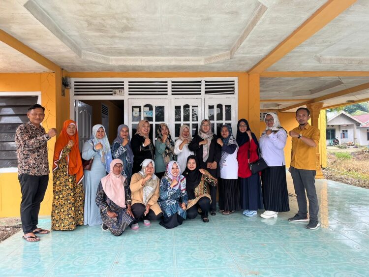 FOTO BERSAMA—Ketua DPC Hanura Dharmasraya, Rijal Imami,ST (Paling Kanan) dan Ketua DPC PPP Dharmasraya, Harry Permana saat foto bersama usai rapat persiapan muscab KPPI Dharmasraya di sekretariat Hanura Dharmasraya.