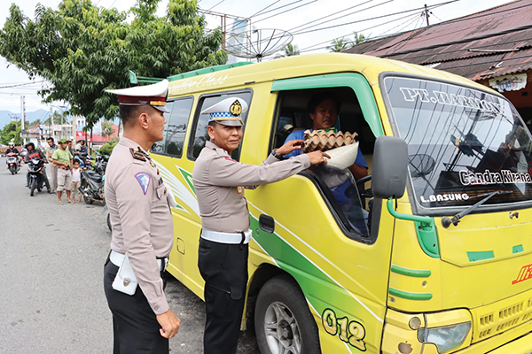 Pasca Kenaikan Harga BBM, Polres Agam Berikan Bantuan Sosial 1 BANTUAN SOSIAL—Personel Polres Agam memberikan bantuan sosial kepada masyarakat pasca ditetapkannya kenaikan harga BBM beberapa hari yang lalu.